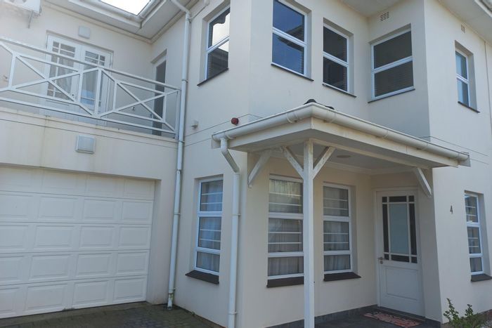 Gonubie Townhouse For Sale: 3 beds, gated community, open-plan living, single garage.