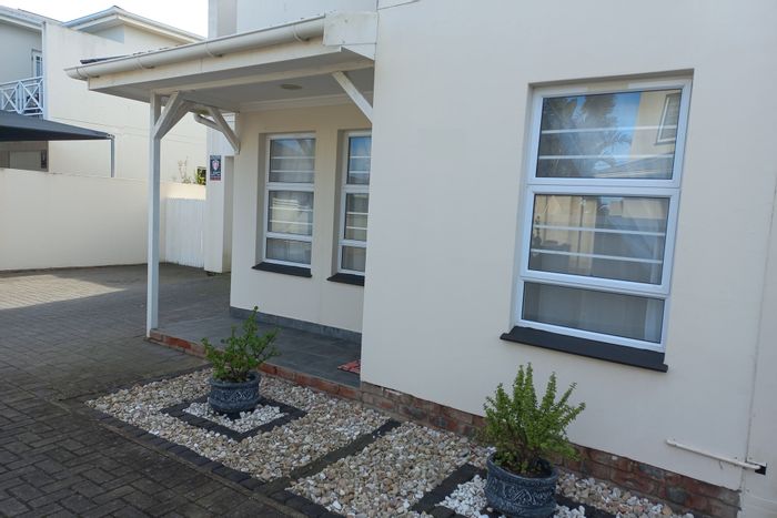 Gonubie Townhouse For Sale: 3 bedrooms, open-plan living, balcony, garage.