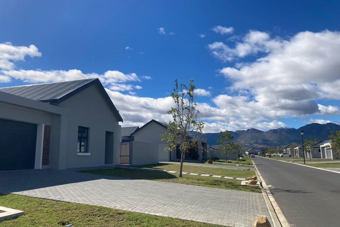 For Sale: House in Paarl South with garden, garage, and mountain views.