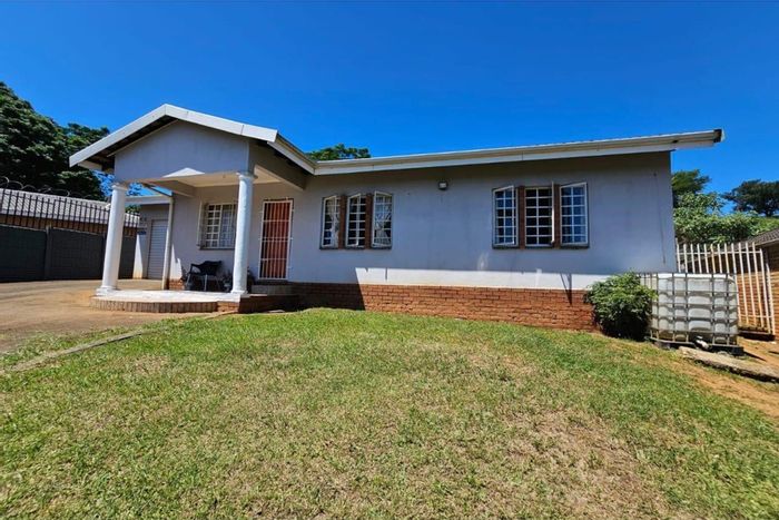 For Sale: House in Dunveria, 3 bedrooms, open floor plan, pet-friendly, garage.