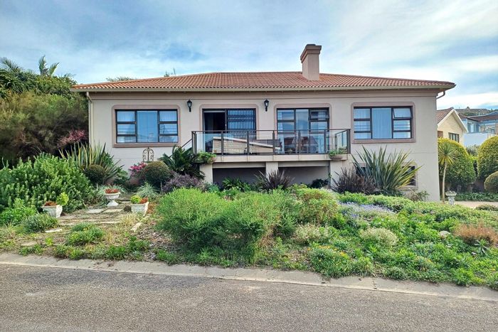 Tergniet House For Sale: 3 Bedrooms, open plan living, beach access, private yard.