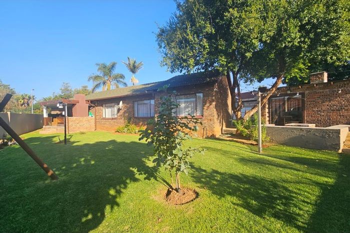 Rooihuiskraal House For Sale: 4 bedrooms, braai area, jacuzzi, and study space.