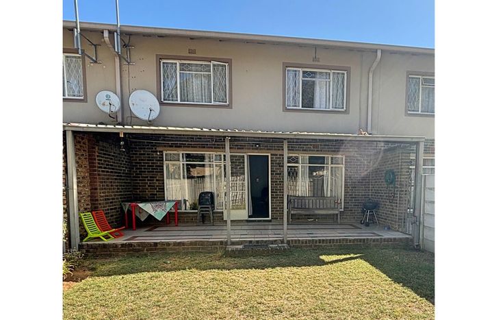 3-Bedroom Townhouse To Rent in Sasolburg Ext 23 with dual garages and garden.