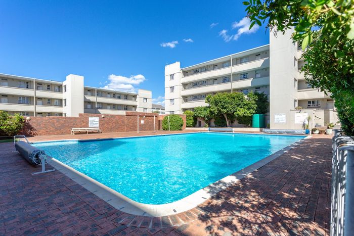 Zonnebloem Apartment For Sale: 2-bed, pool, 24-hour security, near transport.