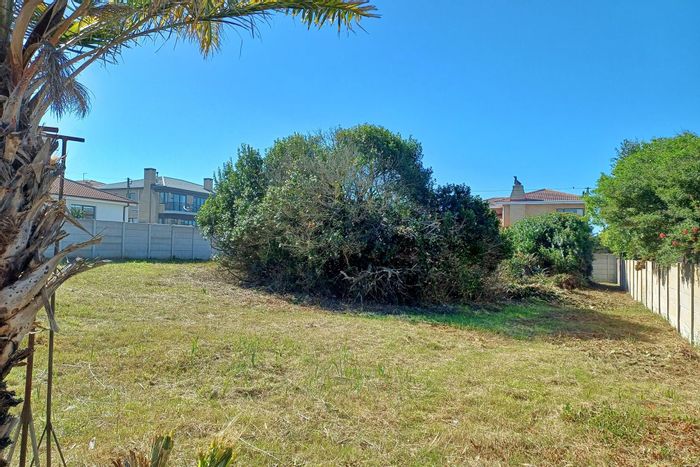 Vacant Land in Reebok For Sale: 660 m² with partial ocean views, walled on three sides.