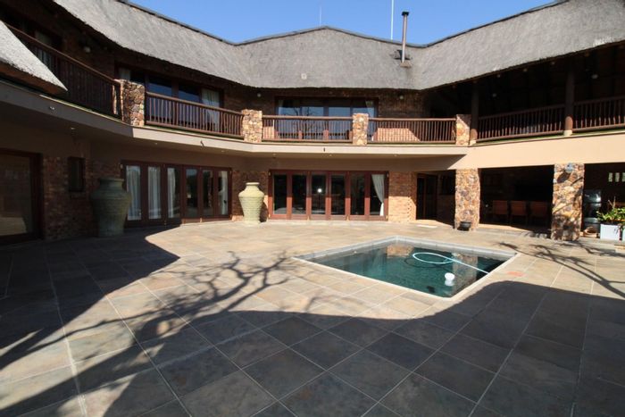 For Sale: House in Zebula Golf Estate with pool, bar, and private chalets.