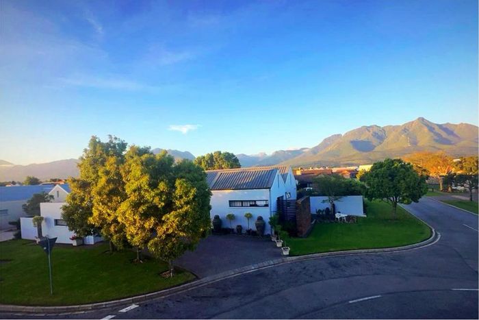 For Sale: House in Earls Court Lifestyle Estate with 4 beds, en-suites, and braai patio.