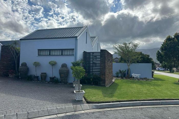 For Sale: House in Earls Court Lifestyle Estate with en-suite bedrooms and braai patio.