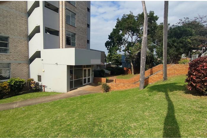 Musgrave Apartment For Sale: 3 beds, garden space, private parking, city convenience.