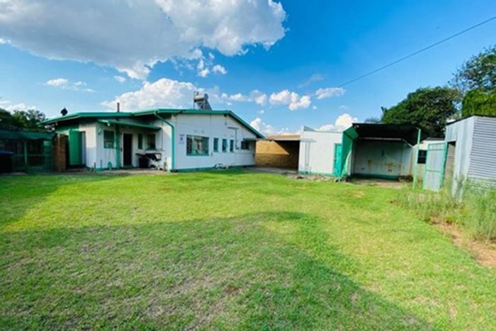 3-bedroom house for sale in Vanderbijlpark CE, pet-friendly with spacious yard.