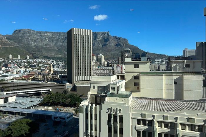 For Sale: Apartment in Cape Town City Centre with concierge, security, and views.