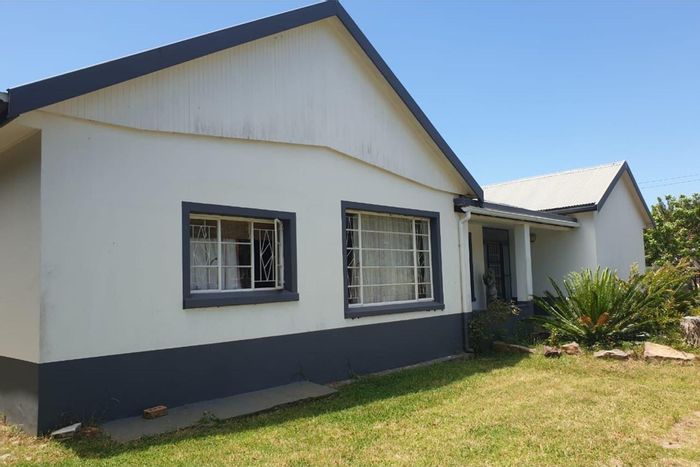 House for Sale in Humansdorp Central: Spacious backyard, garages, near amenities.