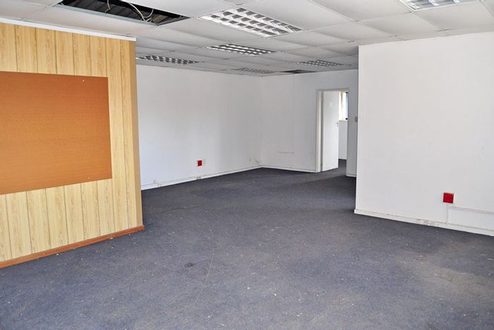 Office To Rent in Blackheath Industrial: 94m2, flexible layout, kitchen, prime location.