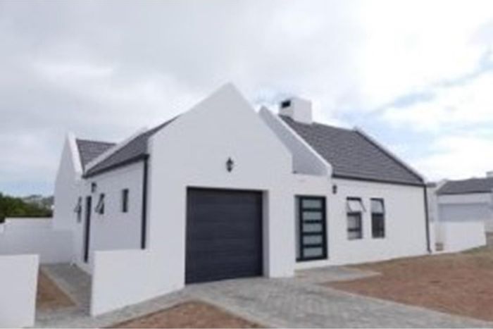 For Sale: House in Shelley Point with golf access, outdoor braai, and spacious yard.