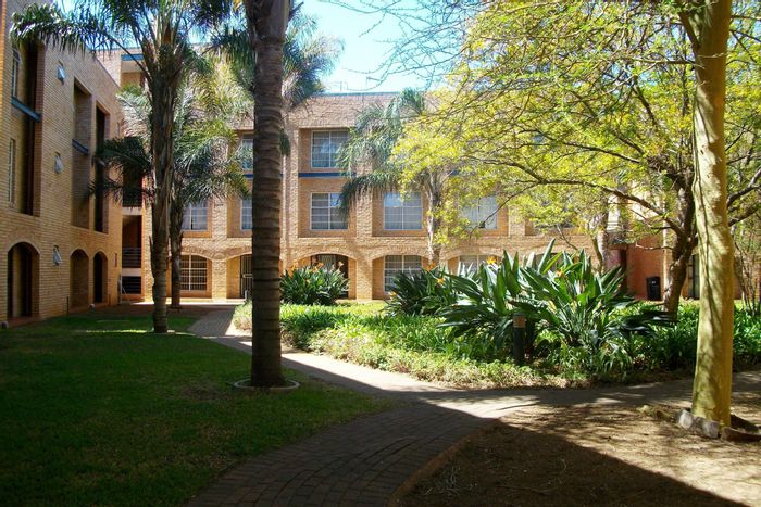 Hillcrest Apartment For Sale: 2 bedrooms, security complex, close to amenities.