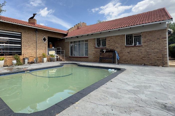 For Sale: House in Doringkruin with two homes, pool, and spacious yard.