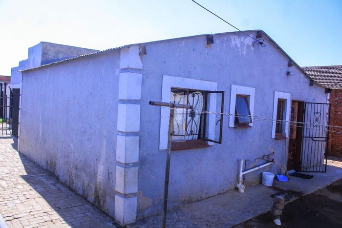 Thabong House For Sale: 3 Bedrooms, Private Backyard, Convenient Location, Functional Kitchen.