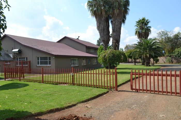 Risiville House For Sale: 5 bedrooms, offices, lapa, pool, and river access.