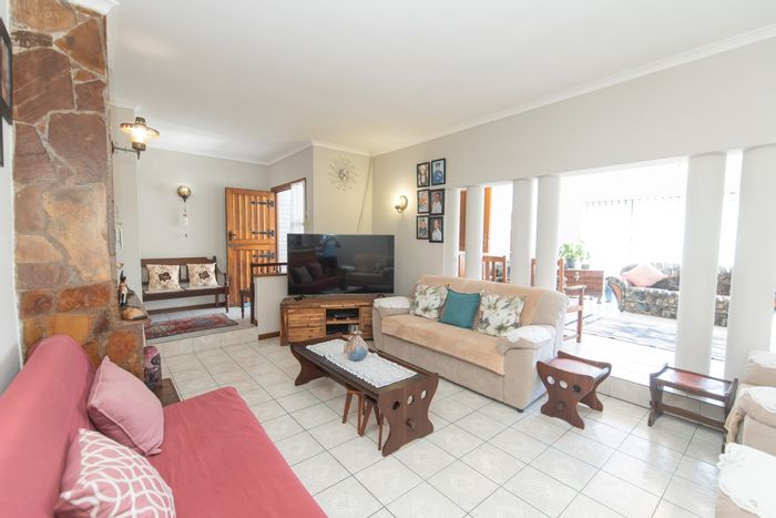 For Sale: Springfield House with 3 bedrooms, entertainment area, and ample parking.