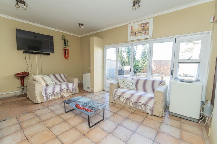 For Sale: House in Parsonsvlei with garage, entertainment area, and secure parking.