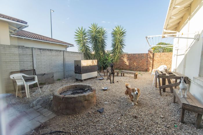 Corner unit house for sale in Parsonsvlei with garage, yard, and entertainment area.