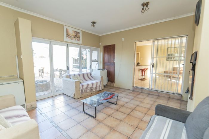 Corner unit house for sale in Parsonsvlei with garage, yard, and entertainment area.