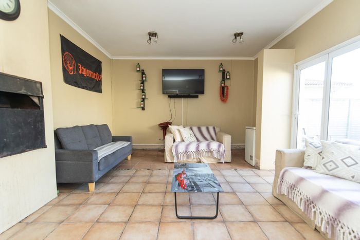 For Sale: House in Parsonsvlei with garage, entertainment area, and secure parking.