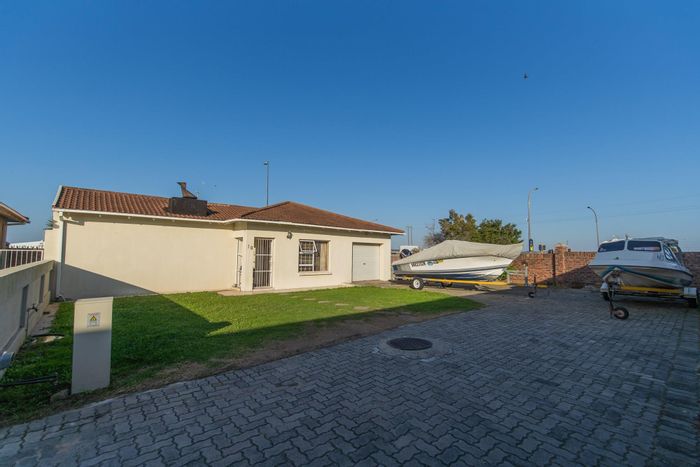 For Sale: House in Parsonsvlei with garage, entertainment area, and secure parking.