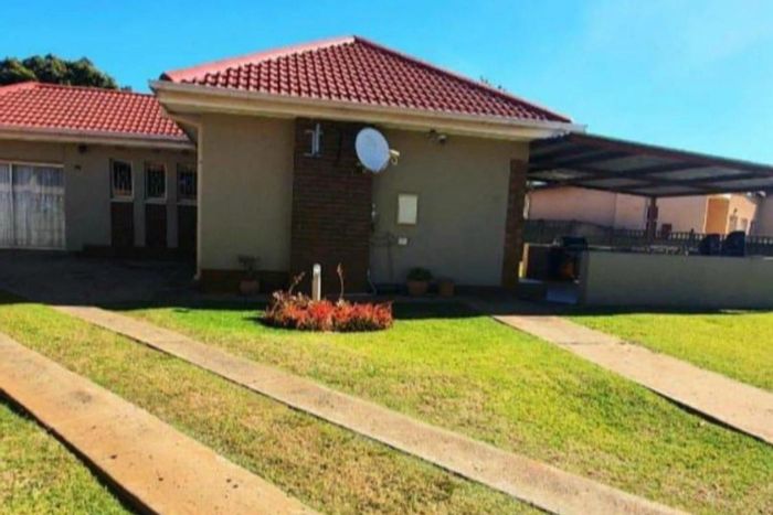 For Sale: House in Sonland Park with 3 bedrooms, bachelor flat, and carports.