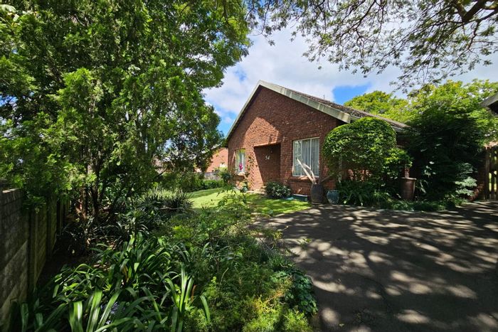 For Sale: House in Lincoln Meade with garden, garage, and security system.