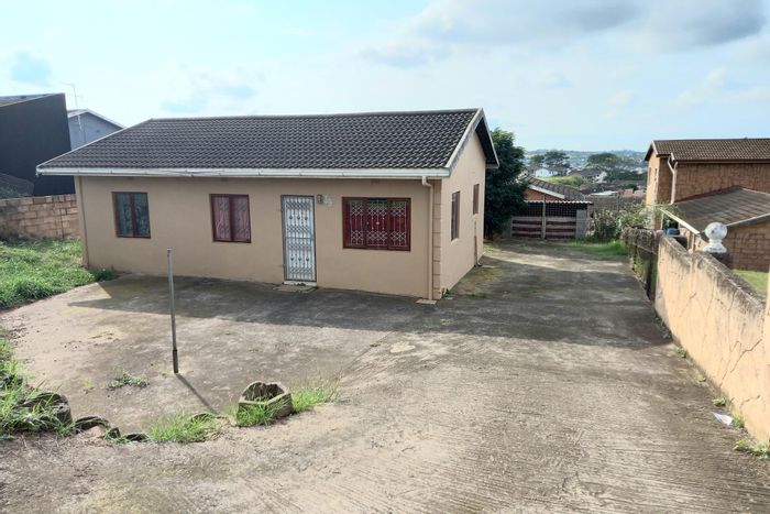 House For Sale in Whetstone: 3 Bedrooms, spacious land, security gates, prime location.