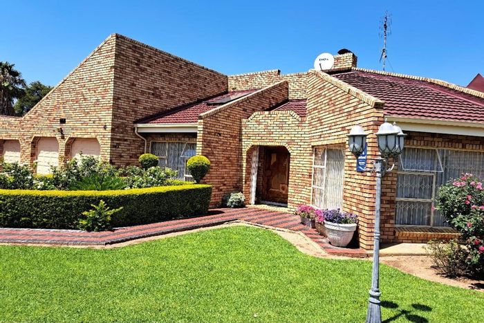 For Sale: Spacious 5-bedroom house with pool, flatlet, and ample parking in Mmabatho Unit 6.