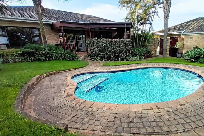 Blue Bend House For Sale: Open-plan living, flatlet, pool, and secure parking.
