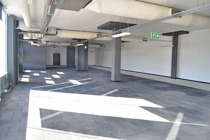 Office To Rent in Paarden Eiland: Open-plan layout, boardroom, air-conditioning, storage space.