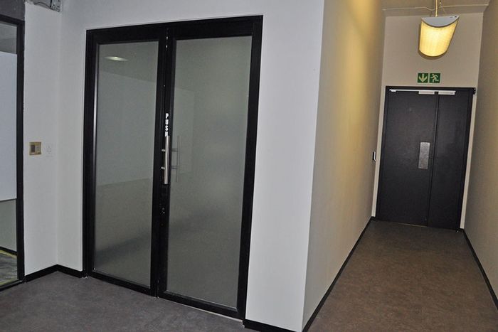 Spacious office in Paarden Eiland with boardroom, storage, and air-conditioning. To Rent.