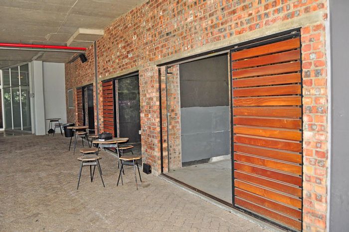 Retail Space To Rent in Paarden Eiland: 35m2, flexible layout, utilities included.