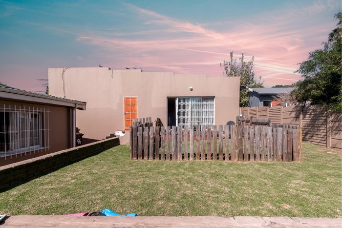 House To Rent in Edenvale Central: Garage, shared pool, and convenient location.