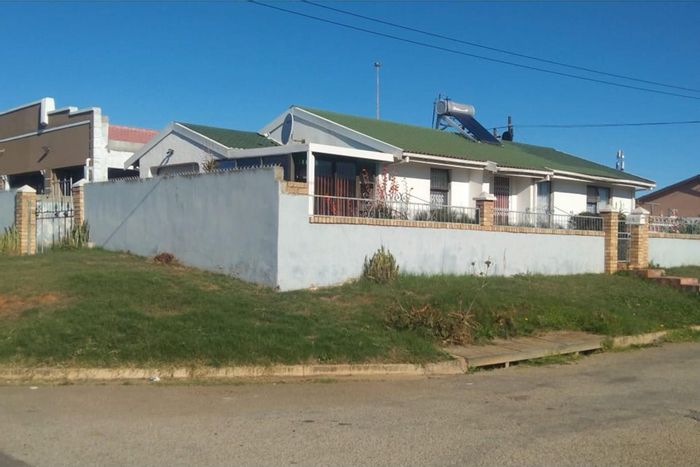 3-Bedroom House in Motherwell Nu 5 For Sale, Includes Garage and Security Features.