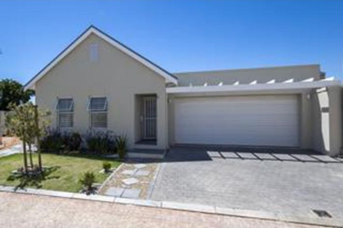 Langeberg Ridge House For Sale: 3 beds, security estate, double garage, communal park.