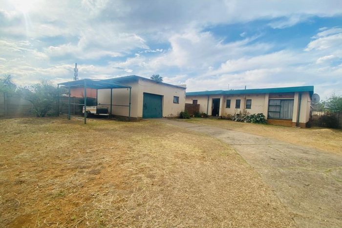 Vanderbijlpark CE House For Sale: 3 Bedrooms, flatlet, large yard, close to amenities.