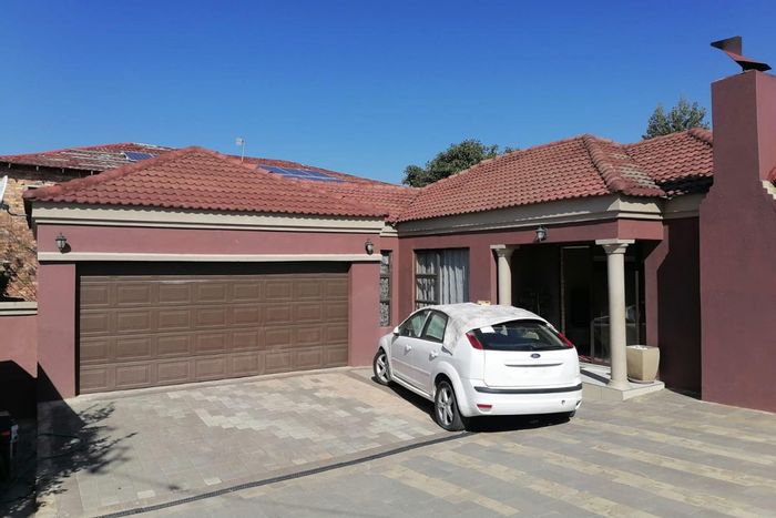 For Sale: House in Ebony Park with 3 beds, automated garage, near amenities.