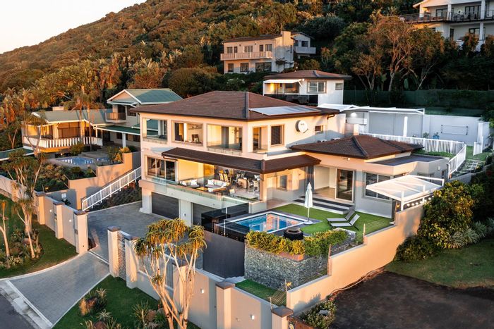 For Sale: House in Compensation Beach with 5 bedrooms, pool, and guesthouse potential.