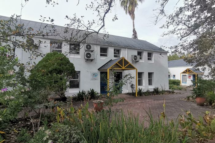 Paarl Central Office To Rent: 50 sqm, shared reception, backup power, parking included.