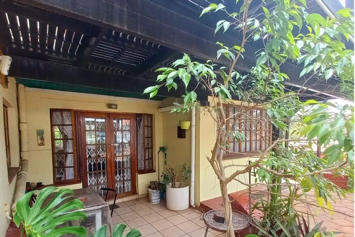 Bulwer House To Rent: Garden cottage, private veranda, pool access, secure parking.