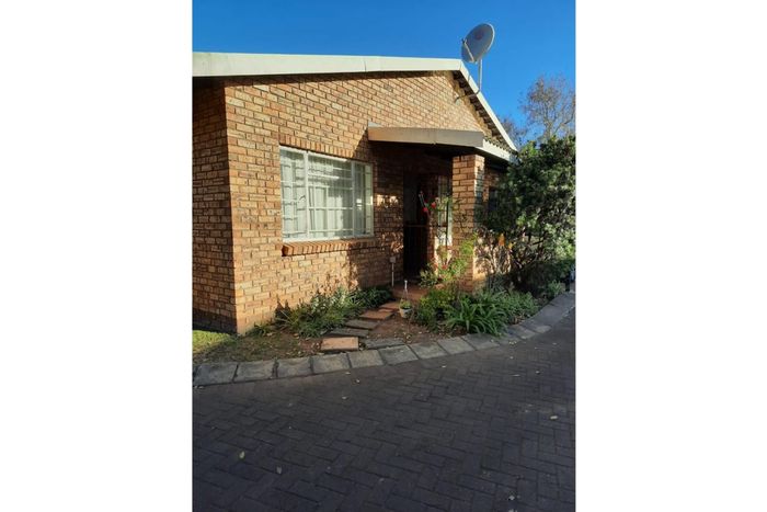 Newcastle Central Cluster For Sale: 2-bed townhouse near hospitals and CBD amenities.