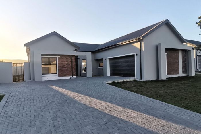 For Sale: House in Paarl South with open-plan living, outdoor braai, and security.