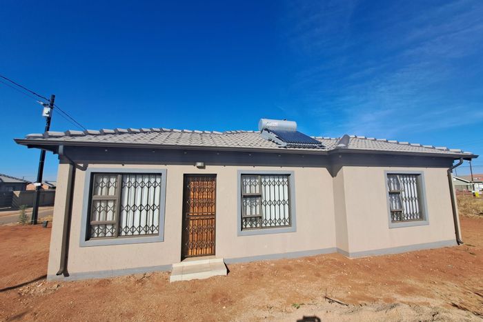 New House for Sale in Protea Glen: Customizable sizes, built-in cupboards, solar geyser.