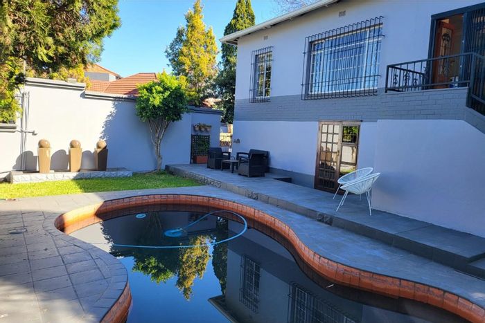 Auckland Park House For Sale: 2 beds, pool, cottage, study, secure area.