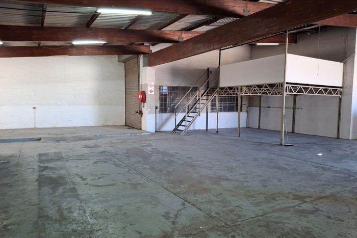Industrial warehouse in Sidwell to rent with large roller shutter and offices.
