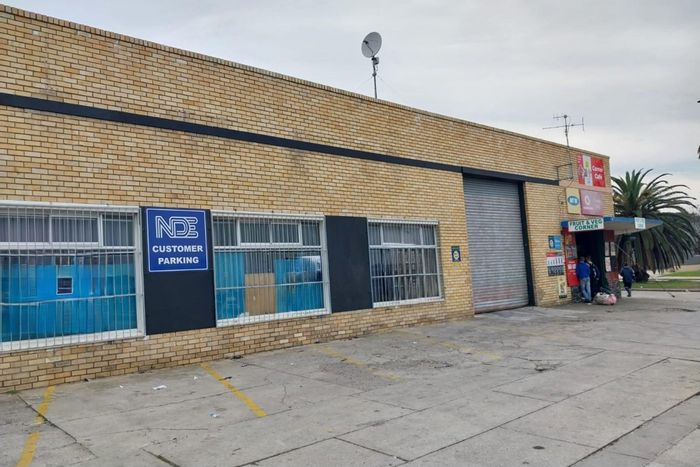 Industrial warehouse in Sidwell to rent with roller shutter, offices, and mezzanine.